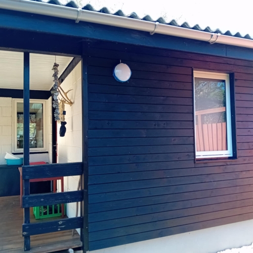Udskiftet vindue ved overdækket terrasse i sommerhus, installeret af tømrer på Nykøbing Mors.