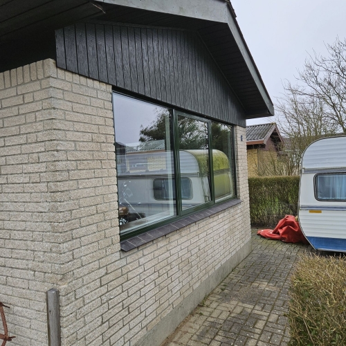Sidebillede af nyt stort vinduesparti udskiftet af tømrer på bolig i Struer.