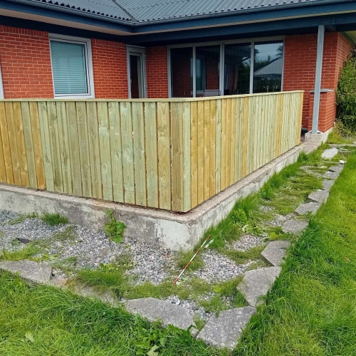 Opsætning af hegn omkring terrasse i trykimprægneret træ