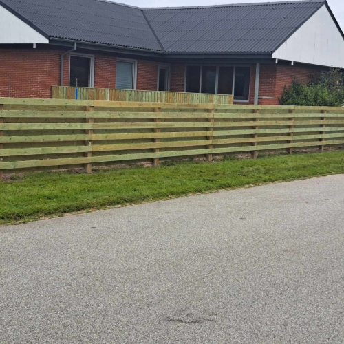 Opsætning af hegn ved villa med moderne træhegn