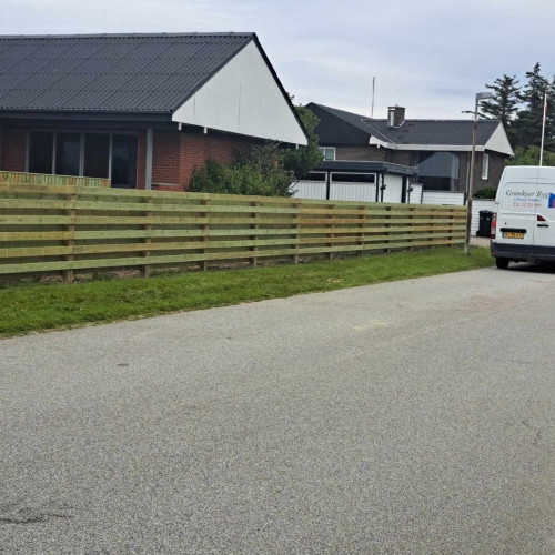 Opsætning af hegn i træ omkring boliggrund