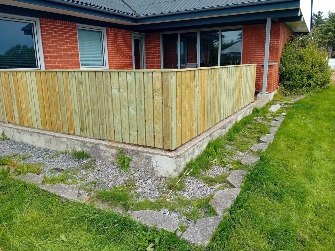 Opsætning af hegn omkring terrasse i trykimprægneret træ