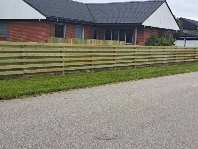 Opsætning af hegn ved villa med moderne træhegn