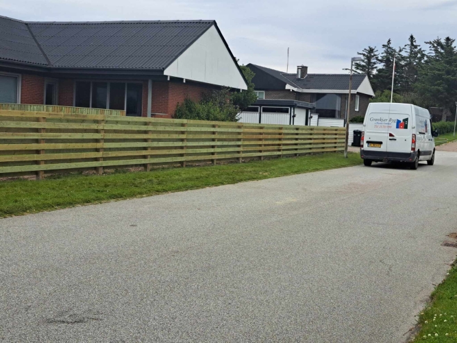 Opsætning af hegn i træ omkring boliggrund