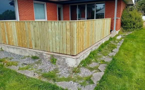 Opsætning af hegn omkring terrasse i trykimprægneret træ
