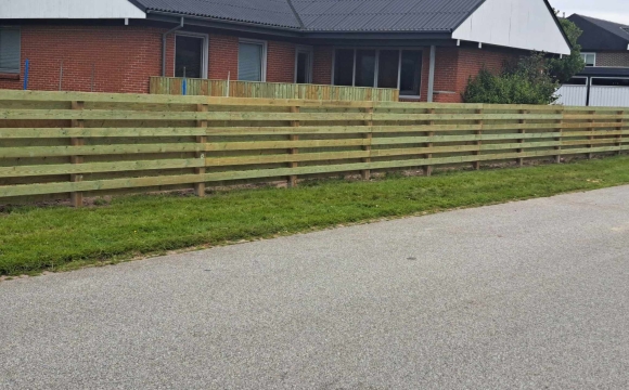 Opsætning af hegn ved villa med moderne træhegn