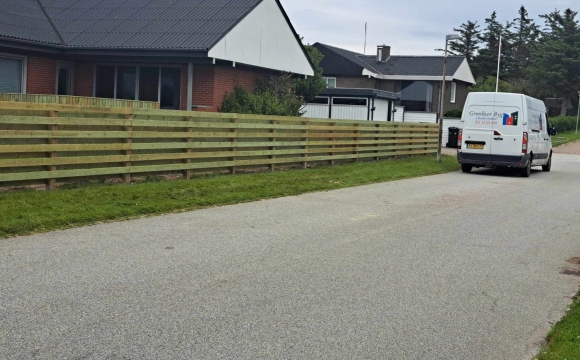 Opsætning af hegn i træ omkring boliggrund